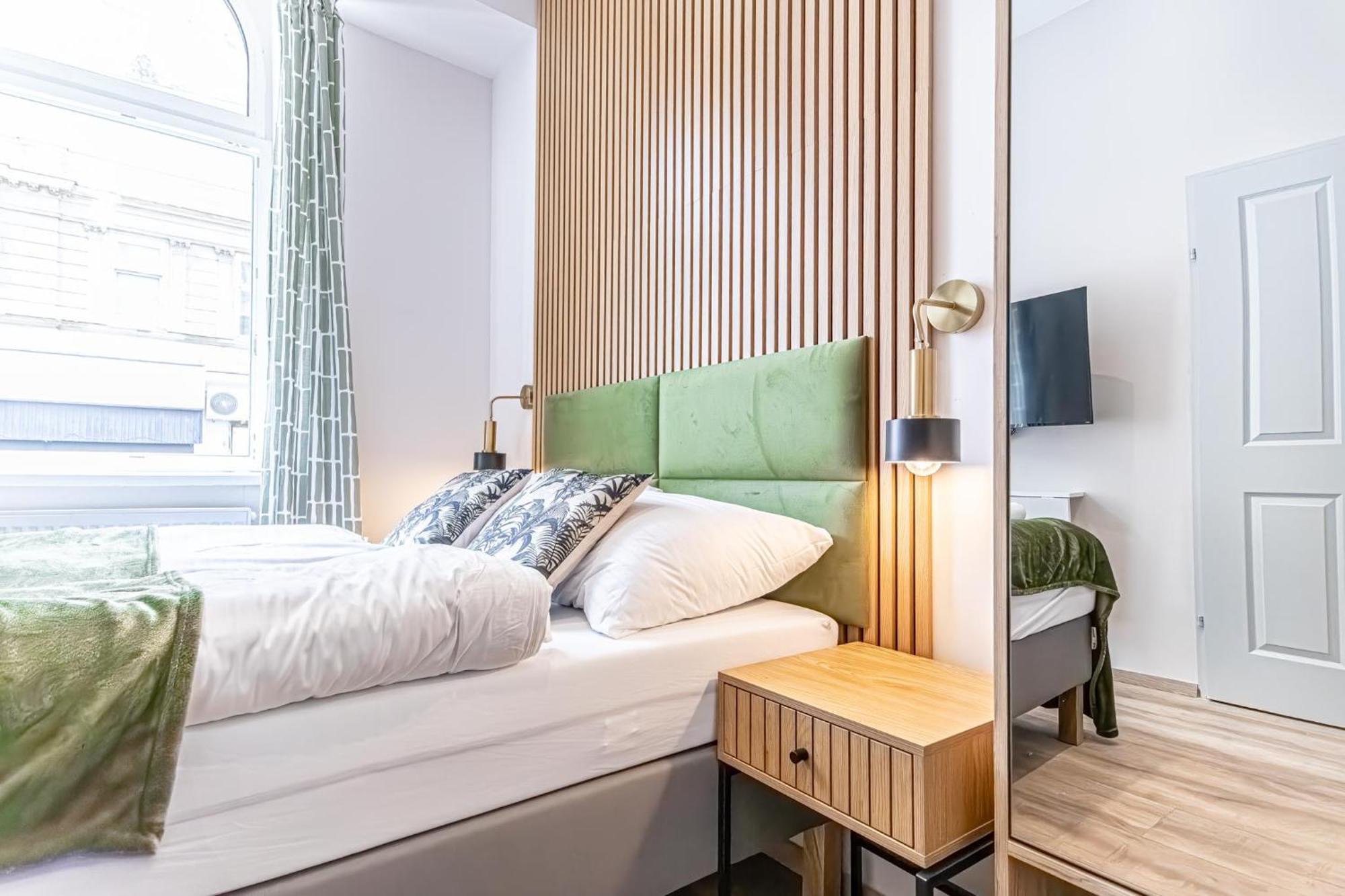 Wiener Stadthalle Boutique - Ideal For Couples Appartamento *