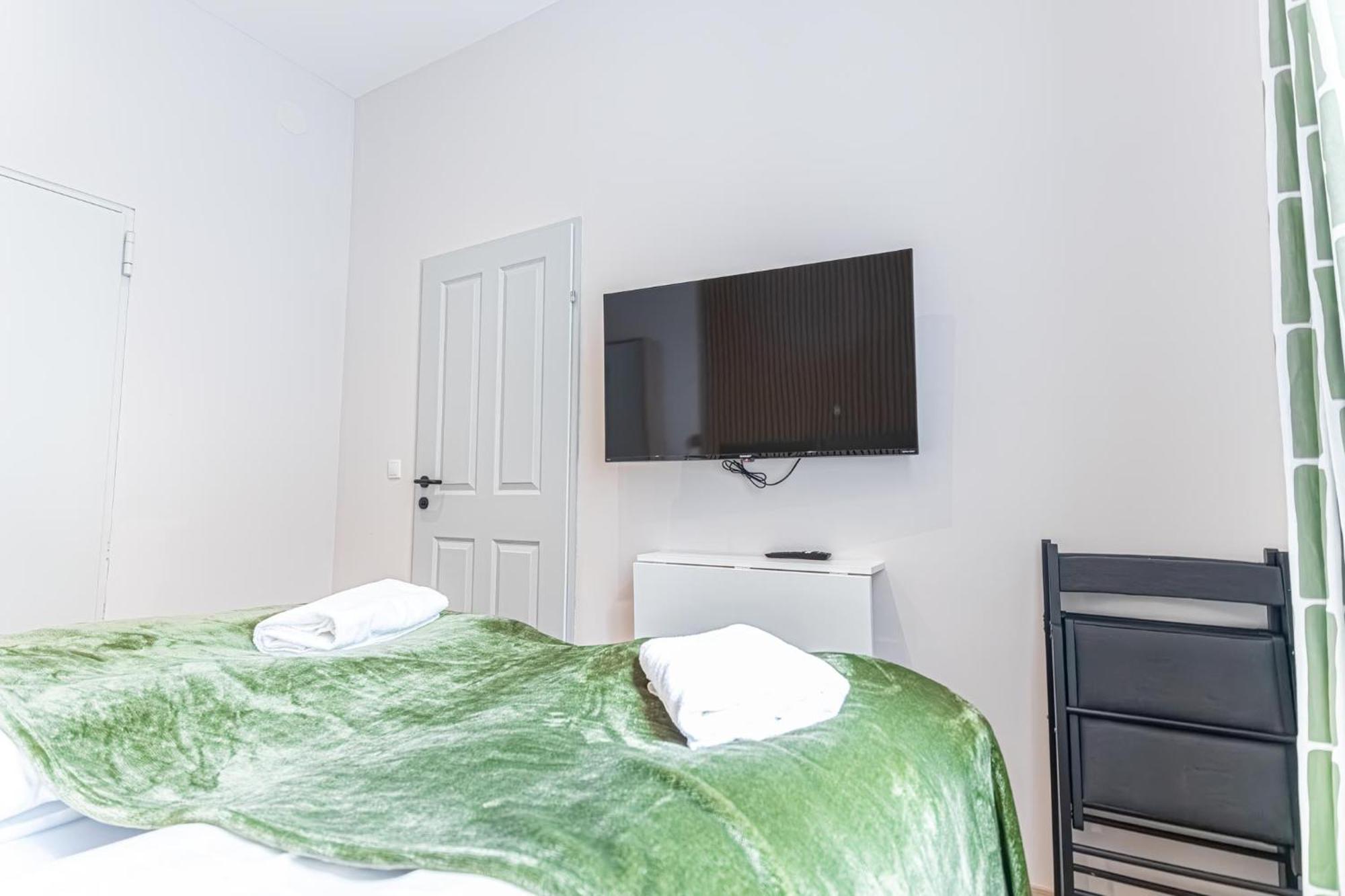 Wiener Stadthalle Boutique - Ideal For Couples Appartamento