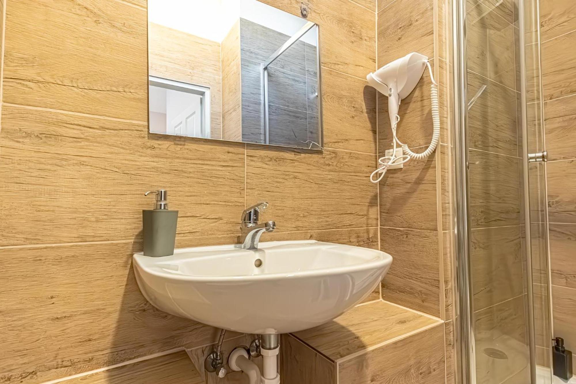 Wiener Stadthalle Boutique - Ideal For Couples Appartamento