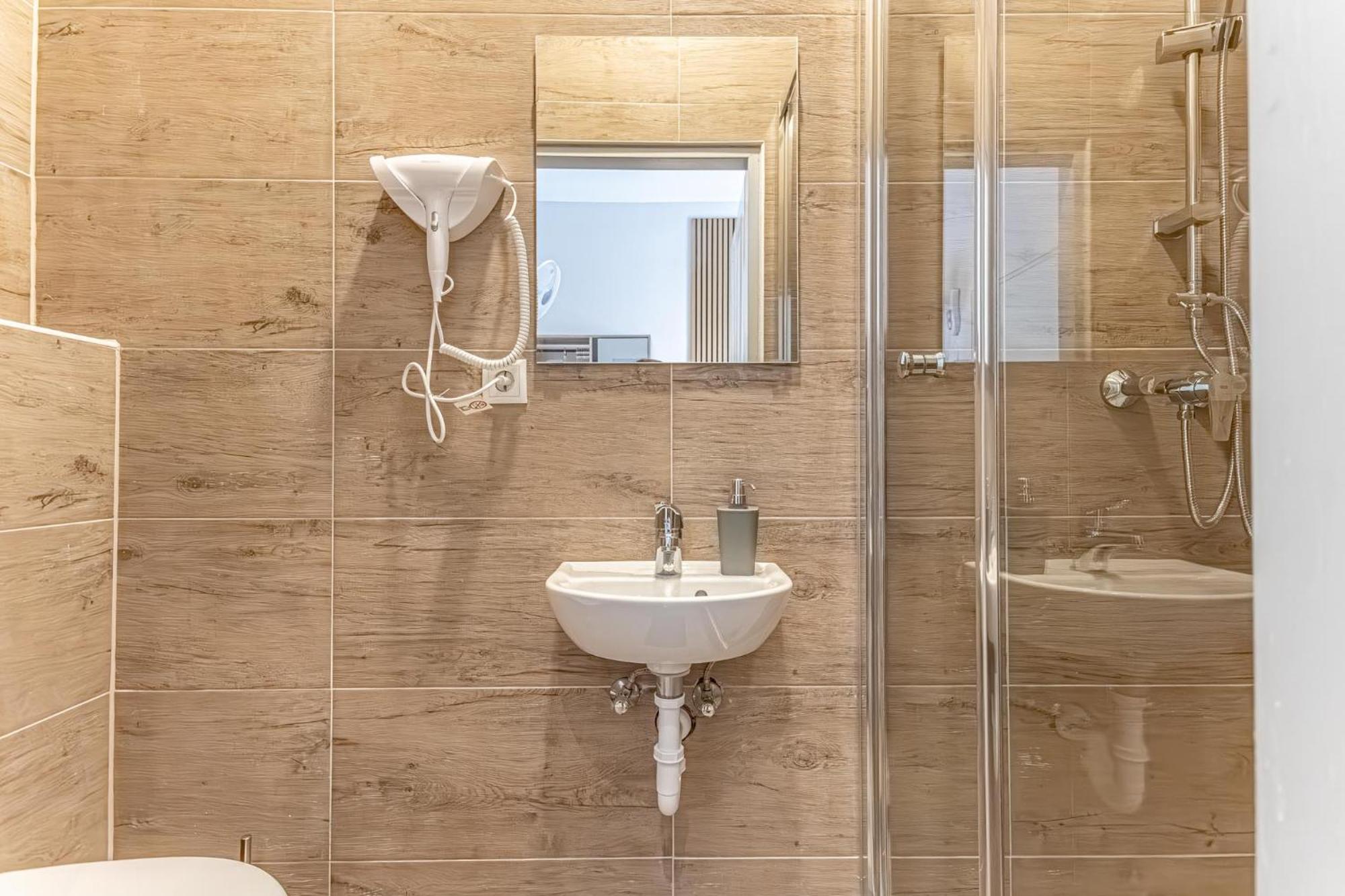 Wiener Stadthalle Boutique - Ideal For Couples Appartement