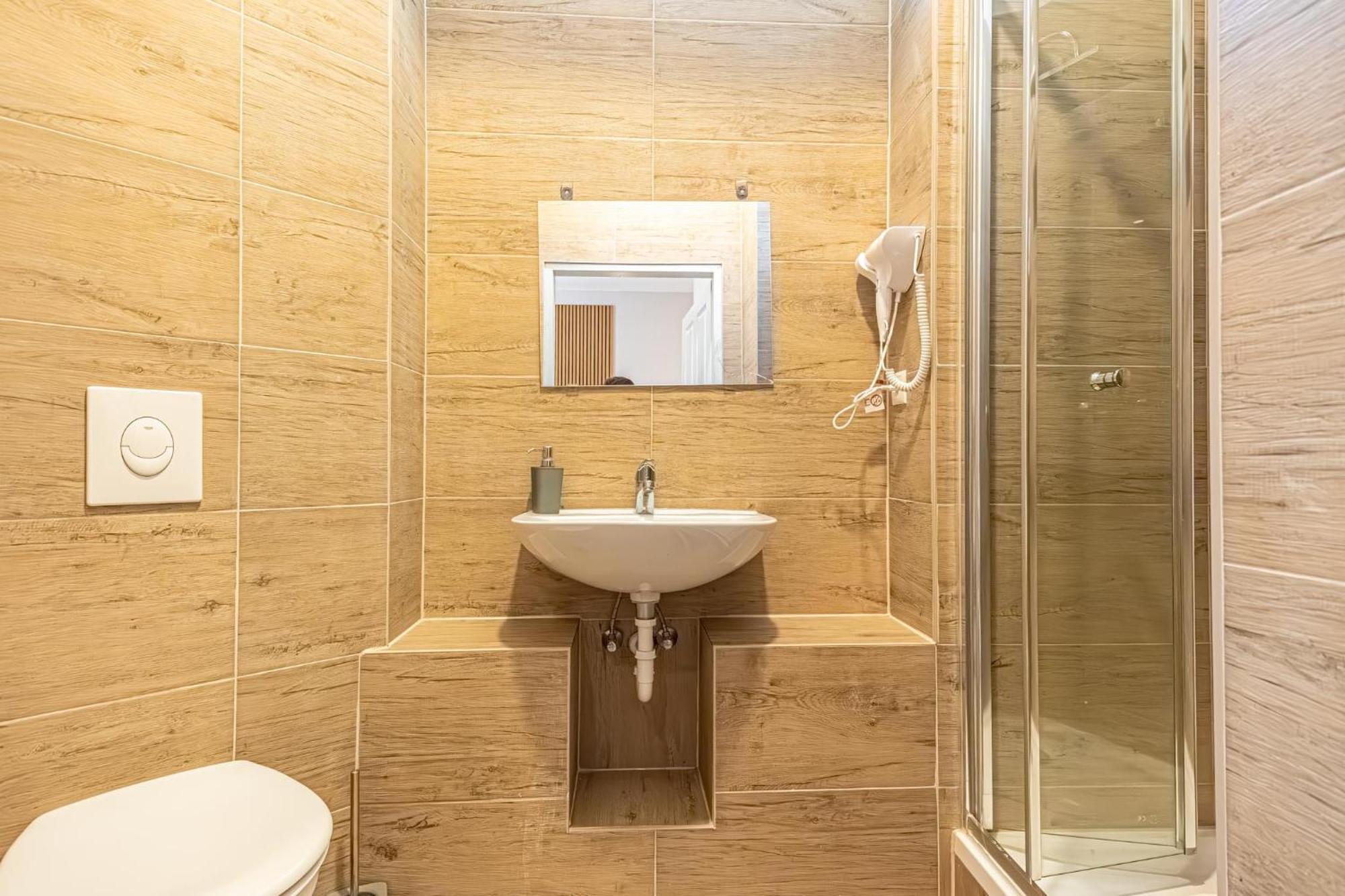 Wiener Stadthalle Boutique - Ideal For Couples Vienne